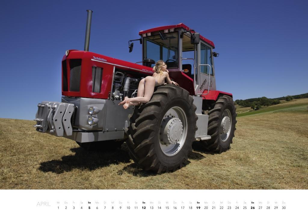 Traktor auf frau nackt Jungbäuerinnenkalender 2020:
