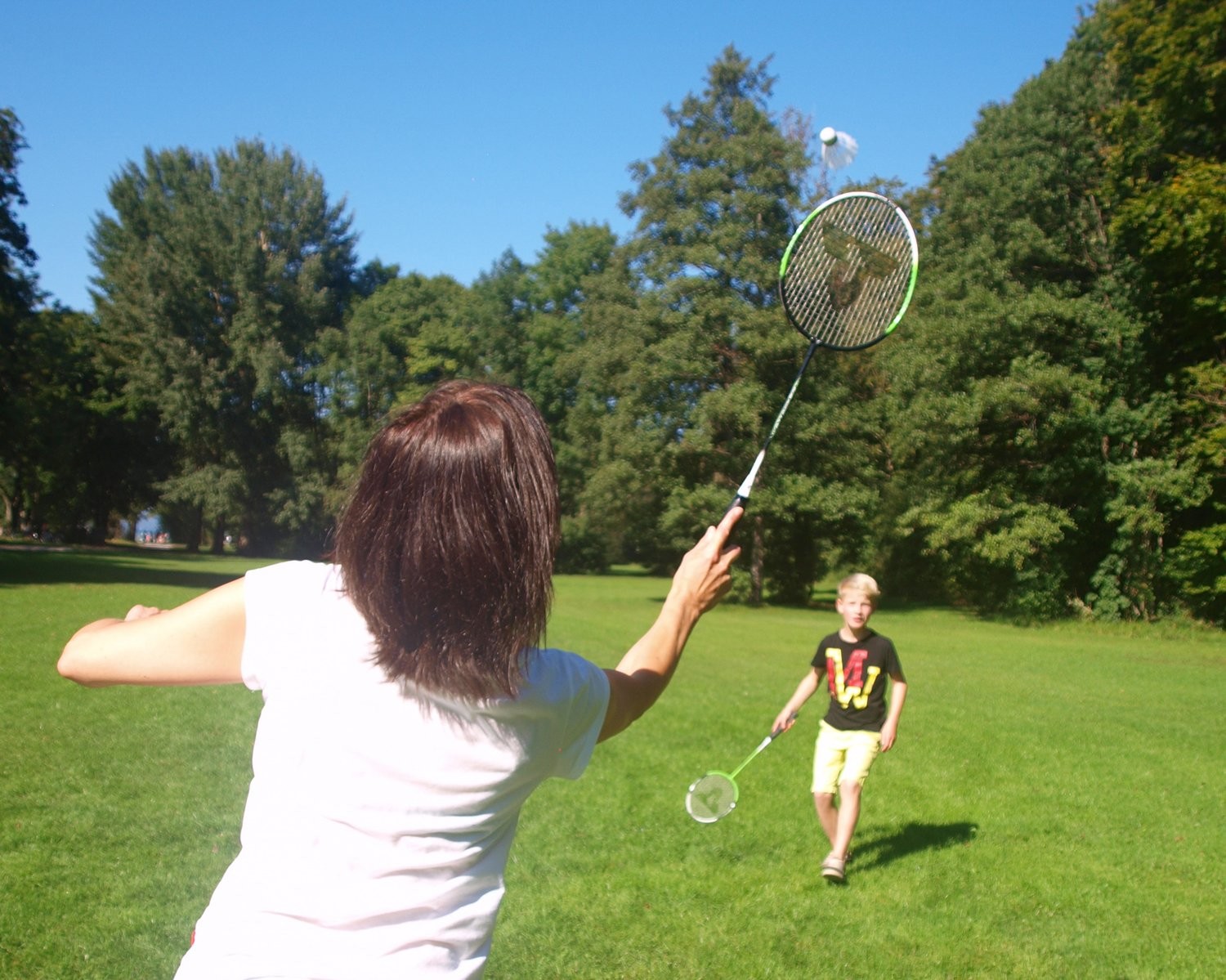 профессиональный бадминтон. поиграть в бадминтон. дети играющие в бадминтон. бадминтон. бадминтон на природе.
