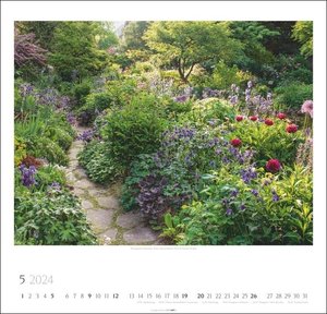 Gartenträume Kalender 2024. Wandkalender mit 12 Fotos romantischer Gärten. Farbenprächtiger Bildkalender für die Wand. Quadratischer Fotokalender.