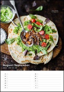 Deftig vegetarisch by veggielicious - Rezeptkalender 2023 23,7x34 - Bild-Kalender - gesunde Ernährung - vegane Speisen - mit Rezepten