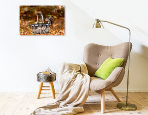 Premium Textil-Leinwand 75 cm x 50 cm quer Herbsthörnchen sitzt auf Korb und knuspert ein Nüsschen.