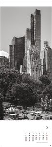 New York Vertical 2023 Kalender. Beeindruckende Schwarz-Weiß-Aufnahmen in einem länglichen Kalender - passend zur New Yorker Skyline. Dekorativer Wandkalender XXL.