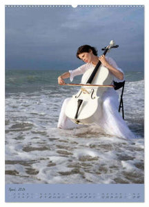 Weißes Cello auf Reisen (Wandkalender 2024 DIN A2 hoch), CALVENDO Monatskalender