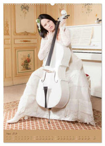 Weißes Cello auf Reisen (Wandkalender 2024 DIN A2 hoch), CALVENDO Monatskalender