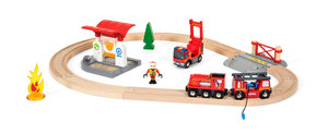 BRIO World 33815 Feuerwehr-Set - Holzeisenbahn-Set inklusive Feuerwehr-Auto mit Licht und Sound - Empfohlen für Kinder ab 3 Jahren