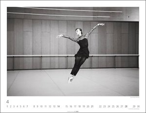 Ballettsaal - Stuttgarter Ballett Kalender 2024. Die ganze Eleganz und Kraft der Tänzer:innen in einem großen Fotokalender. Schwarzweißer Kalender für Tanzbegeisterte. 44x34 cm. Querformat