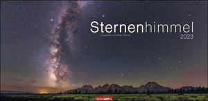 Sternenhimmel Kalender 2023. Großer Foto-Wandkalender XXL Landschaften-Kalender 2023 mit atemberaubenden Panoramafotos vom Nachthimmel. 68x33 cm Querformat.