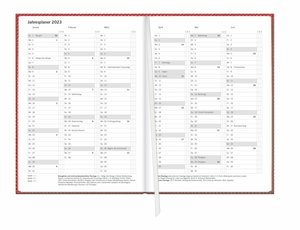Terminer A6 2023. Roter Terminkalender mit strukturiertem Einband. Wochenplaner mit Zitaten und Lesebändchen. Taschenkalender 2023 zum Planen von Terminen