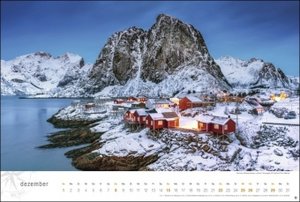 Skandinavien Globetrotter Kalender 2024. Stille Wasser, rote Holzhäuser - der Wandkalender XL zeigt Skandinavien in großartigen Fotos. Idyllische Aufnahmen in einem Kalender-Großformat.