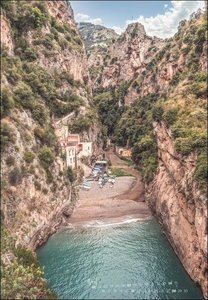 Tales of Amalfi Posterkalender 2024. Ein Kalender im Großformat, in dem sich die Amalfi-Küste in tollen Landschaftsaufnahmen präsentiert. Reisekalender für die Überbrückung zum nächsten Italienurlaub