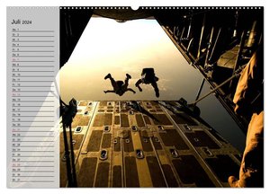 Fallschirmspringer. Absprung der U.S. Navy Seals (Wandkalender 2024 DIN A2 quer), CALVENDO Monatskalender