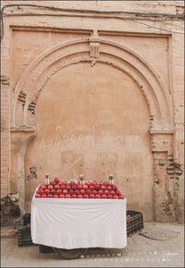 Tales of Marrakech Posterkalender 2024. Reise-Kalender mit 12 beeindruckenden Fotografien der märchenhaften Stadt in Marokko. Wandkalender 2024. 37 x 54 cm. Hochformat.