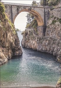 Tales of Amalfi Posterkalender 2024. Ein Kalender im Großformat, in dem sich die Amalfi-Küste in tollen Landschaftsaufnahmen präsentiert. Reisekalender für die Überbrückung zum nächsten Italienurlaub