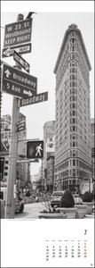 New York Vertical 2023 Kalender. Beeindruckende Schwarz-Weiß-Aufnahmen in einem länglichen Kalender - passend zur New Yorker Skyline. Dekorativer Wandkalender XXL.