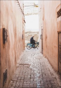 Tales of Marrakesh Posterkalender 2023. Reise-Kalender mit 12 beeindruckenden Fotografien der märchenhaften Stadt in Marokko. Wandkalender 2023. 37x53 cm. Hochformat.