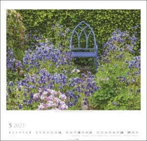 Gartenträume Kalender 2023. Wandkalender mit 12 Fotos romantischer Gärten. Farbenprächtiger Bildkalender für die Wand. Quadratischer Fotokalender.