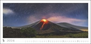 Sternenhimmel Kalender 2024. Großer Foto-Wandkalender im Panorama-Format. Natur-Kalender 2024 mit atemberaubenden Panoramafotos vom Nachthimmel. 68x33 cm.