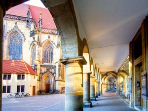 CALVENDO Puzzle Münster - Die typischen Rundbögen am Lambertikirch-Platz, Blick auf Lambertikirche 1000 Teile Puzzle quer