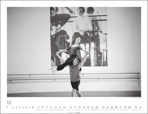 Ballettsaal - Stuttgarter Ballett Kalender 2024. Die ganze Eleganz und Kraft der Tänzer:innen in einem großen Fotokalender. Schwarzweißer Kalender für Tanzbegeisterte. 44x34 cm. Querformat