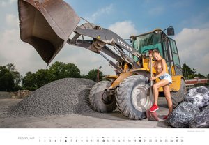 Baumaschinen Mädels 2022 - Erotik auf der Baustelle - Akt-Fotografie der Extraklasse!
