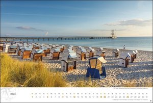 Ostsee Globetrotter Kalender 2024. Raue Küsten und behagliche Strandkörbe in einem großformatigen Fotokalender. Dekorativer Wandkalender XL für Urlaubsfeeling zu Hause.