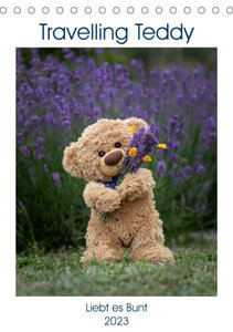 Travelling Teddy liebt es Bunt (Tischkalender 2023 DIN A5 hoch)