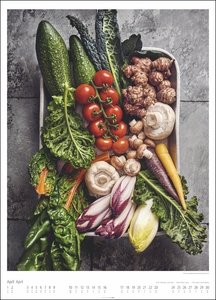 Food Gallery 2023. Großer Wandkalender mit 12 dekorativen Lifestyle-Fotos für die Küche. Food-Fotografie mit saisonalen Lebensmitteln Kalender 2023. 49x68 cm Hochformat.
