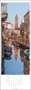 Durch Venedig Kalender 2024. Versteckte Ecken der Lagunenstadt in einem länglichen Kalender. Beeindruckende Fotos aus einem stillen Venedig von Károly Pump in einem länglichen Wandkalender XXL.