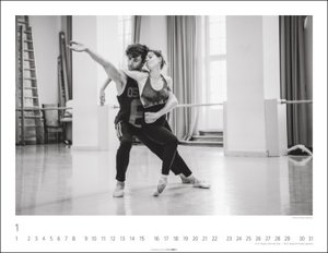 Ballettsaal - Stuttgarter Ballett Kalender 2023. Die ganze Eleganz und Kraft der Tänzer:innen in einem großen Fotokalender. Posterkalender für Tanzbegeisterte.