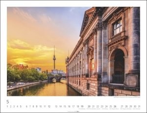 Berlin Kalender 2024. Die Hauptstadt eingefangen in einem großen Fotokalender von namhaften Fotografen. Wandkalender 2024. 44x34 cm Querformat