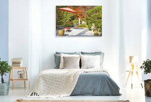 Premium Textil-Leinwand 120 cm x 80 cm quer Eine Oase der Ruhe - ein japanischer Teegarten im Herbst mit rotem Sonneschirm und kleiner Sitzbank