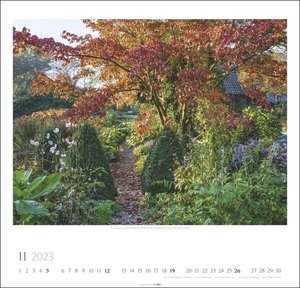 Gartenträume Kalender 2023. Wandkalender mit 12 Fotos romantischer Gärten. Farbenprächtiger Bildkalender für die Wand. Quadratischer Fotokalender.