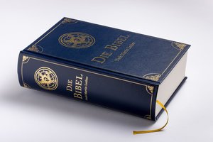 Die Bibel - Altes und Neues Testament. In Cabra-Leder gebunden mit Goldprägung