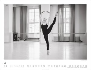 Ballettsaal - Stuttgarter Ballett Kalender 2023. Die ganze Eleganz und Kraft der Tänzer:innen in einem großen Fotokalender. Posterkalender für Tanzbegeisterte.