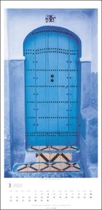 Türen Kalender 2024. Länglicher Kalender mit schönen Fotos von Türen aus aller Welt für Architektur-Fans. XL Kalender als außergewöhnlicher Blickfang im Hochformat 33x68 cm.