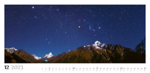 Sternenhimmel Kalender 2023. Großer Foto-Wandkalender XXL Landschaften-Kalender 2023 mit atemberaubenden Panoramafotos vom Nachthimmel. 68x33 cm Querformat.