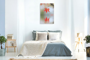 Premium Textil-Leinwand 60 cm x 90 cm hoch herbstliches Ahornblatt mit Spiegelung