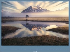 Die Berge Kalender 2023. Fotograf Marc Adamus setzt in diesem Wandkalender 2023 Großformat Bergmassive der Welt meisterhaft in Szene. Hochwertiger Posterkalender.
