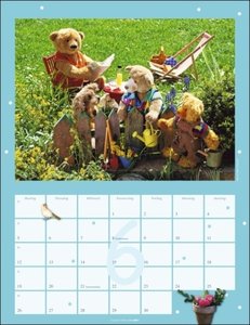 Teddybären-Kalender 2023. Foto-Wandplaner mit niedlichen Teddys. Jeden Monat ein liebevoll arrangiertes Bären-Foto im Format 30x39 cm. Mit Platz zum Eintragen.